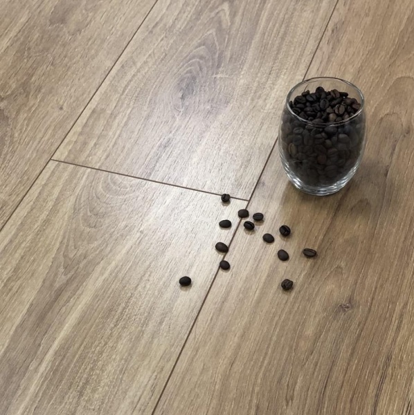 Ламинат 33кл 4V Дуб оригинальный  (1200х190х8мм) уп.1,596м2/7шт