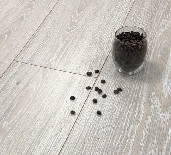 Ламинат 33кл 4V Дуб горный светлый  (1200х190х8мм) уп.1,596м2/7шт